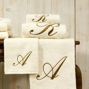 Coppia Asciugamani con Cifra Ricamata