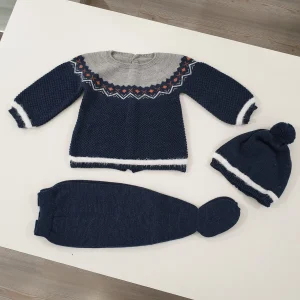 Completo neonato blu con jacquard sul davanti 3 colori e cappello coordinato