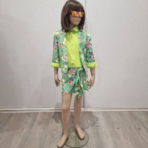 Completo giacca fantasia con camicia verde e gonna coordinata