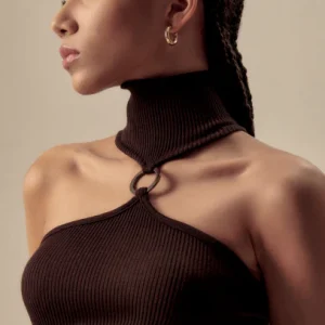 Top senza maniche con collo alto e ritagli