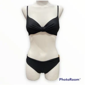 Bikini con coppe e accessorio